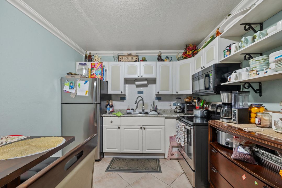 For Sale: $150,000 (2 beds, 1 baths, 733 Square Feet)