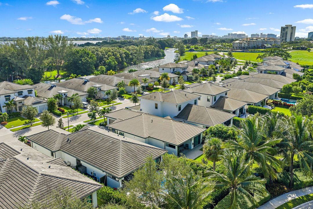 En Venta: $1,200,000 (2 camas, 3 baños, 2025 Pies cuadrados)