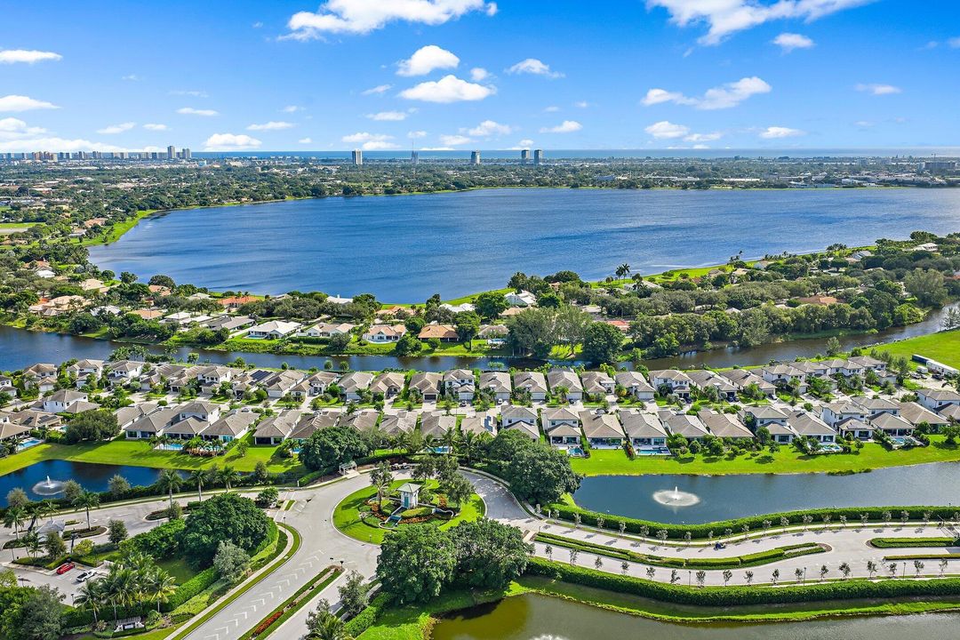 En Venta: $1,200,000 (2 camas, 3 baños, 2025 Pies cuadrados)