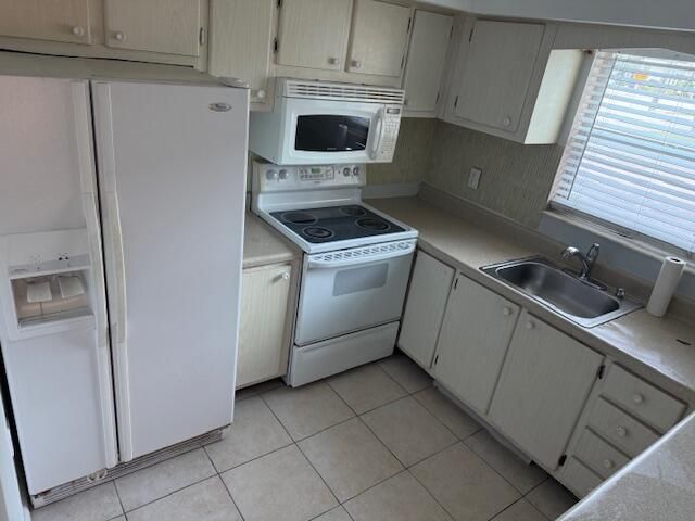 For Sale: $190,000 (2 beds, 1 baths, 840 Square Feet)