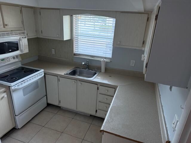 For Sale: $190,000 (2 beds, 1 baths, 840 Square Feet)