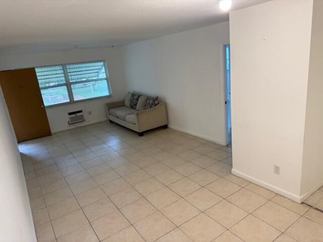 For Sale: $190,000 (2 beds, 1 baths, 840 Square Feet)