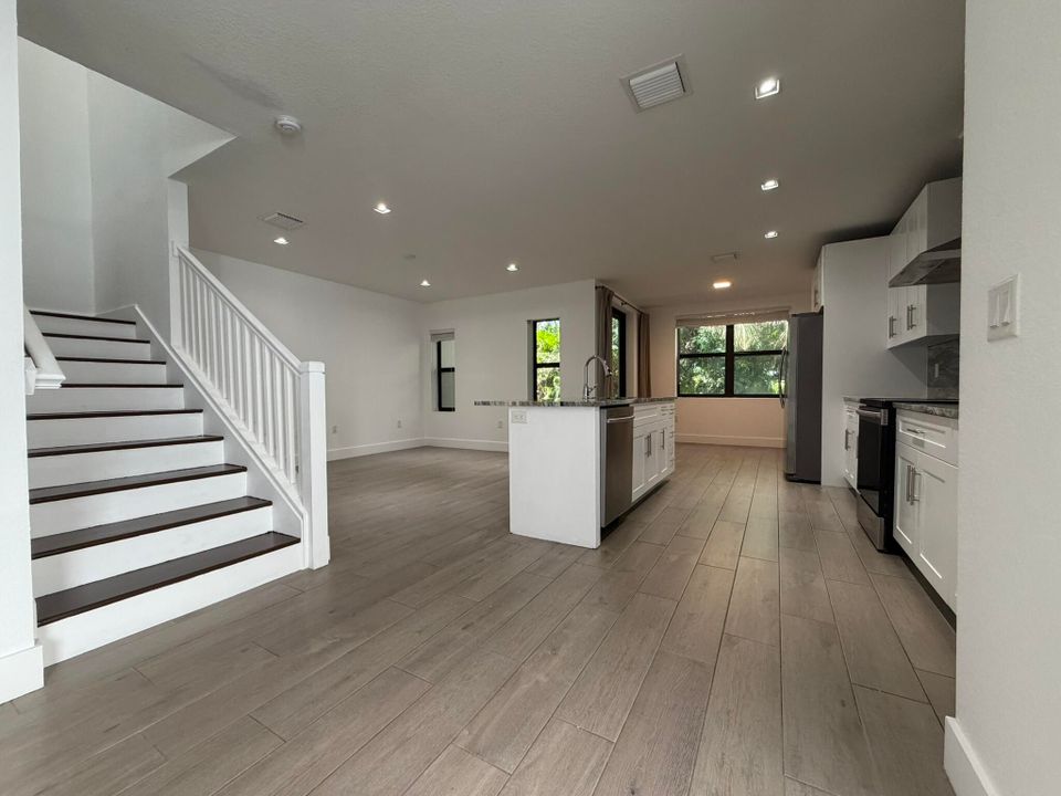 出租: $3,500 (3 贝兹, 2 浴室, 2071 平方英尺)