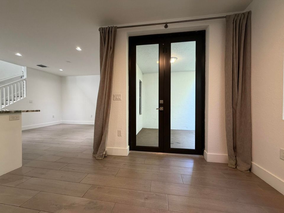 出租: $3,500 (3 贝兹, 2 浴室, 2071 平方英尺)