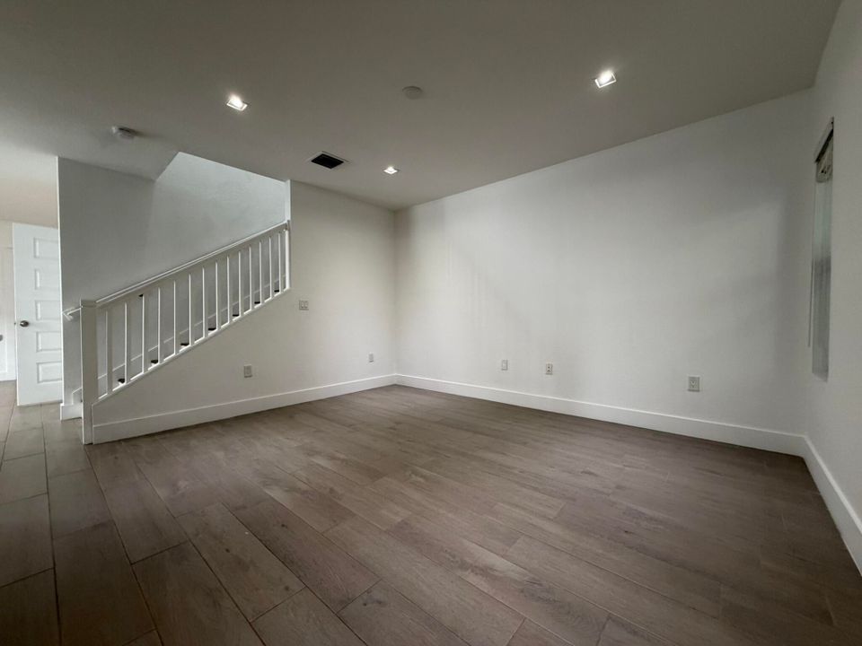 出租: $3,500 (3 贝兹, 2 浴室, 2071 平方英尺)