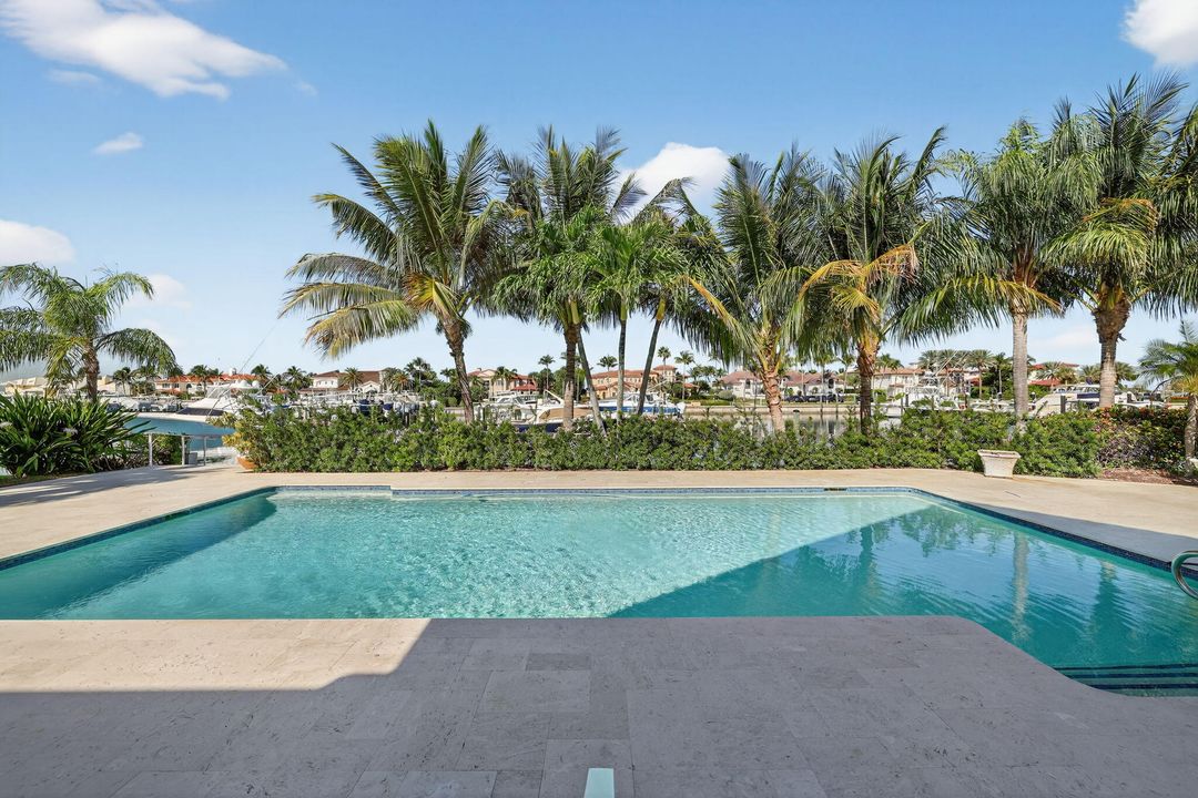 For Sale: $5,990,000 (5 beds, 5 baths, 7020 Square Feet)