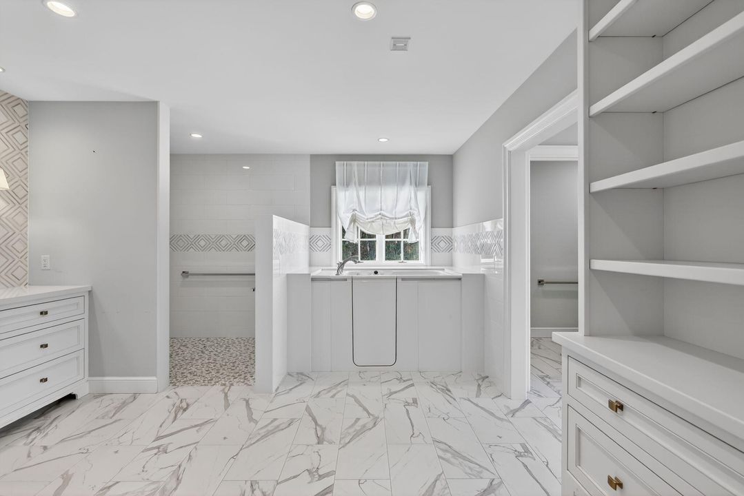 For Sale: $5,990,000 (5 beds, 5 baths, 7020 Square Feet)