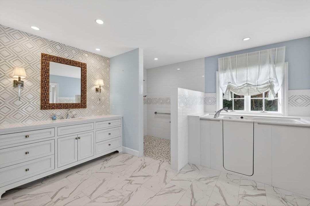 For Sale: $5,990,000 (5 beds, 5 baths, 7020 Square Feet)