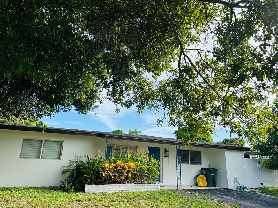 For Rent: $3,500 (2 beds, 2 baths, 1240 Square Feet)