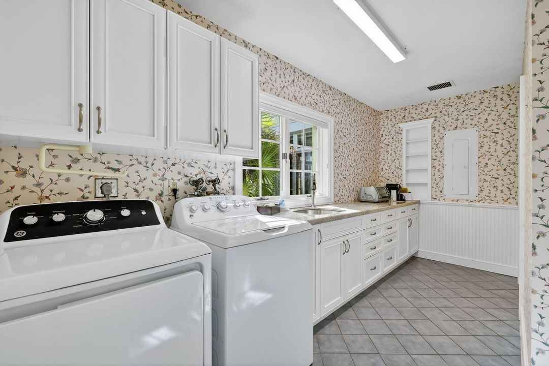 For Sale: $5,990,000 (5 beds, 5 baths, 7020 Square Feet)