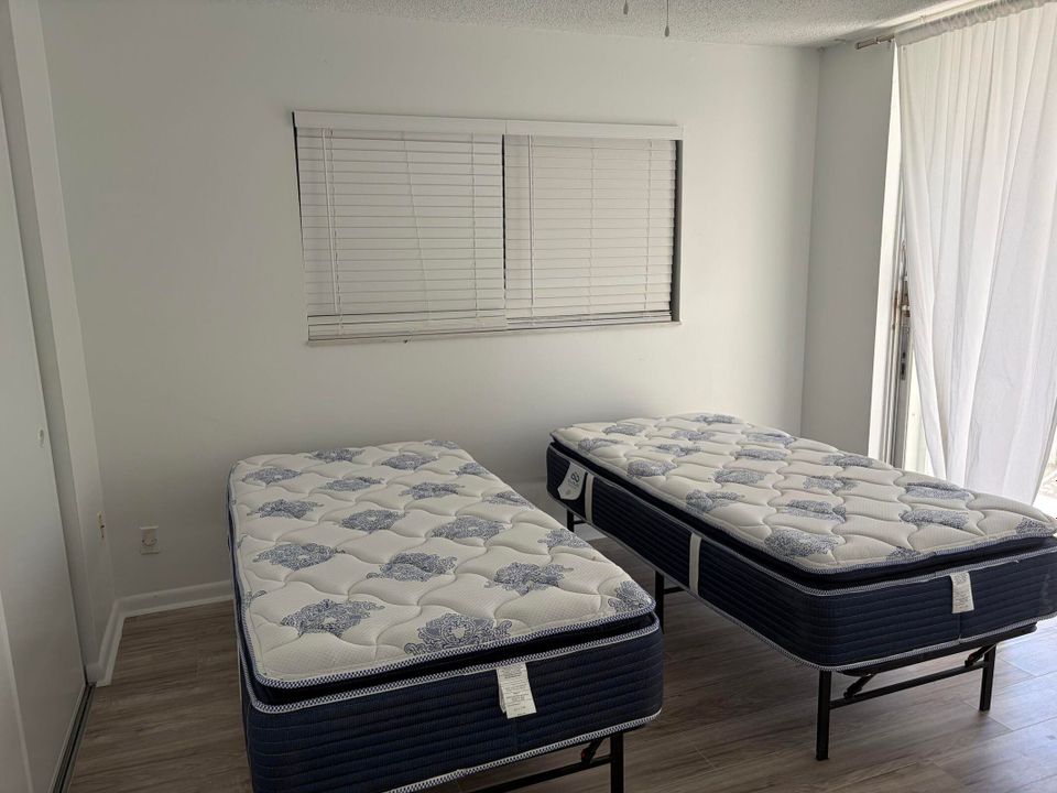 В аренду: $2,200 (2 спален, 1 ванн, 868 Квадратных фут)