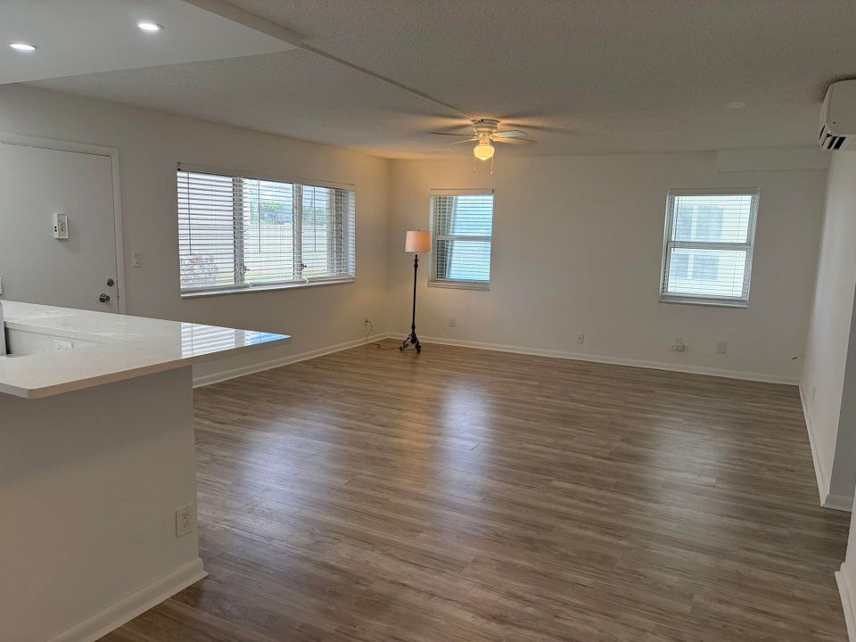 В аренду: $2,200 (2 спален, 1 ванн, 868 Квадратных фут)