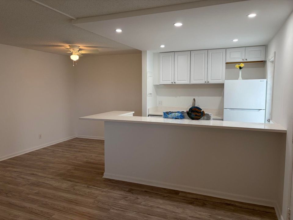 В аренду: $2,200 (2 спален, 1 ванн, 868 Квадратных фут)