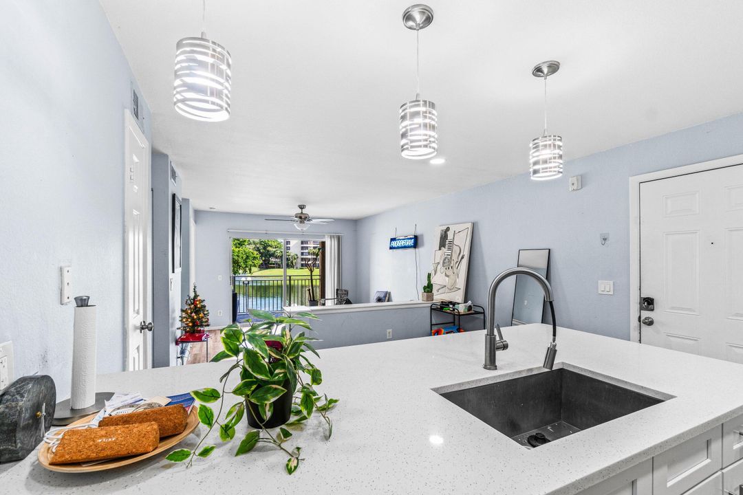 待售: $365,000 (3 贝兹, 2 浴室, 1085 平方英尺)