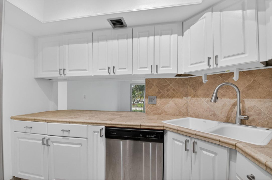 For Sale: $250,000 (2 beds, 2 baths, 945 Square Feet)