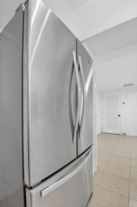 For Sale: $250,000 (2 beds, 2 baths, 945 Square Feet)