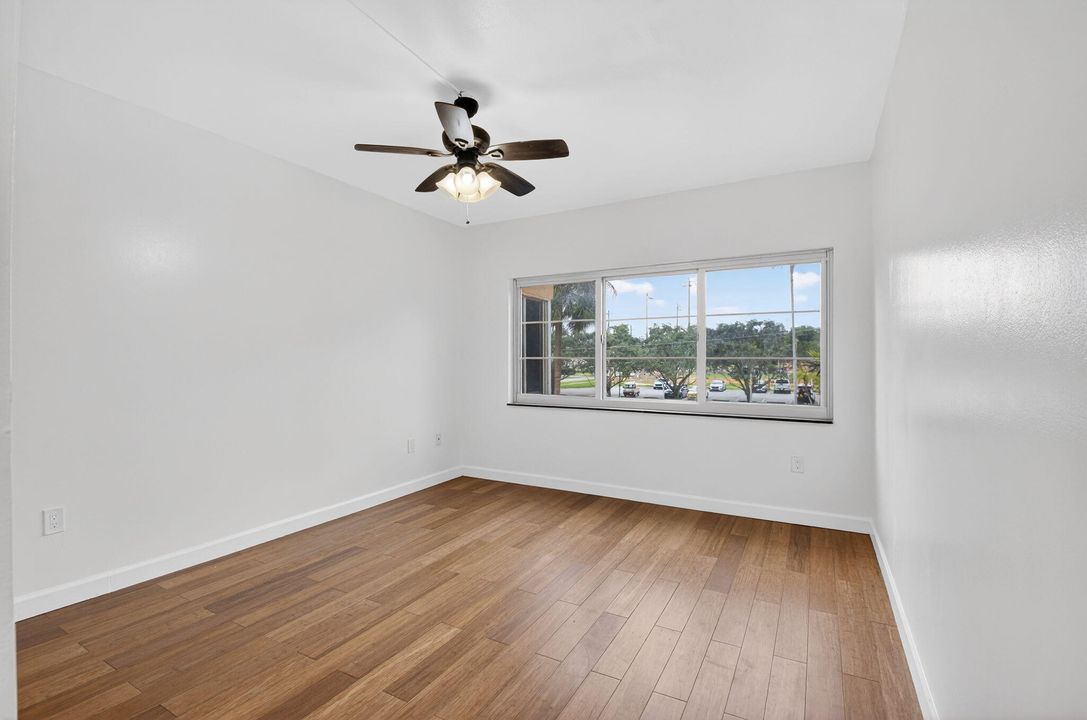 For Sale: $250,000 (2 beds, 2 baths, 945 Square Feet)