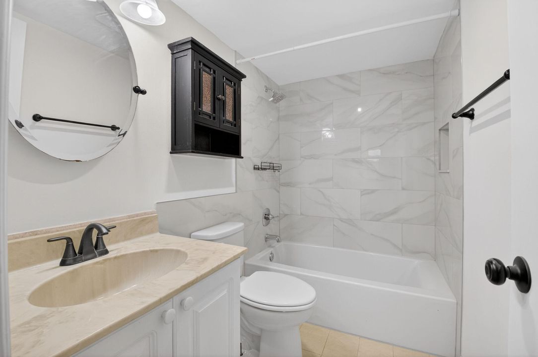 For Sale: $250,000 (2 beds, 2 baths, 945 Square Feet)