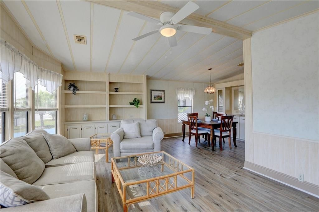 For Sale: $169,000 (2 beds, 2 baths, 1110 Square Feet)