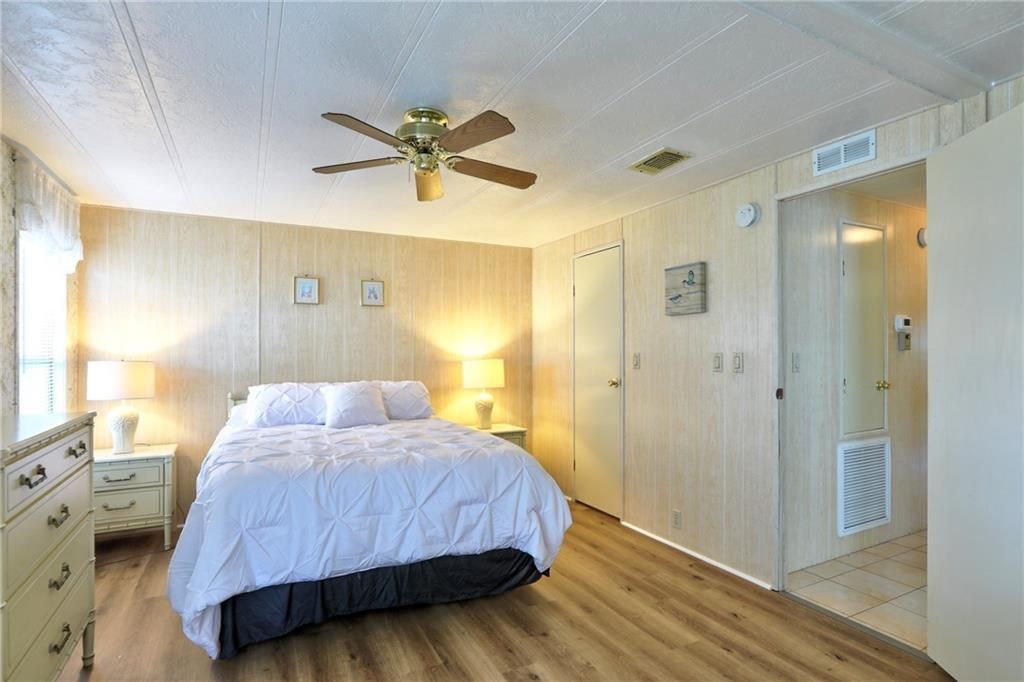 For Sale: $169,000 (2 beds, 2 baths, 1110 Square Feet)