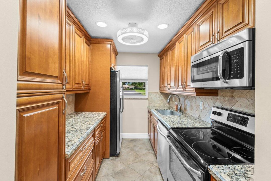 待售: $245,000 (2 贝兹, 2 浴室, 1175 平方英尺)