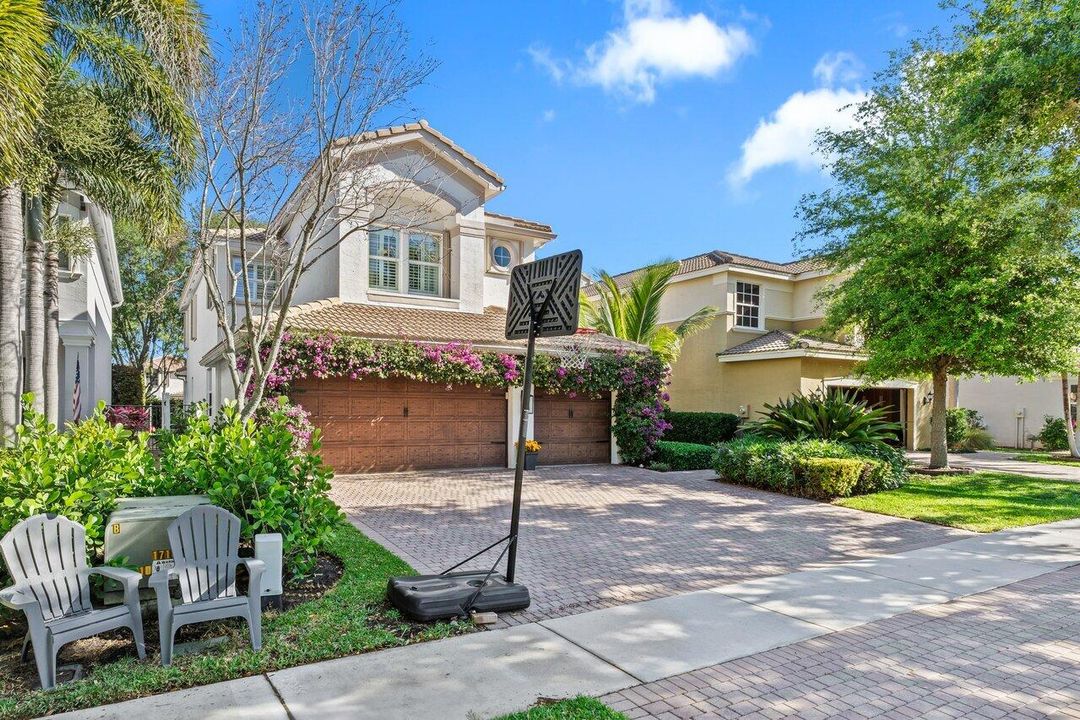 For Sale: $925,000 (6 beds, 4 baths, 3587 Square Feet)