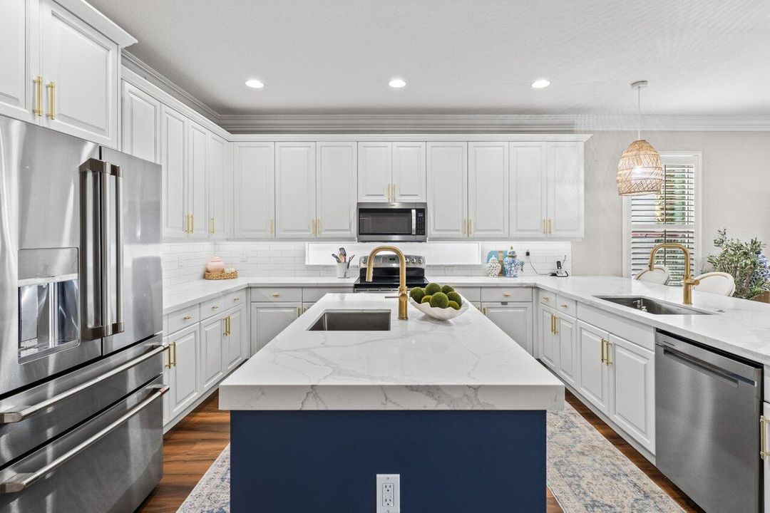 For Sale: $925,000 (6 beds, 4 baths, 3587 Square Feet)