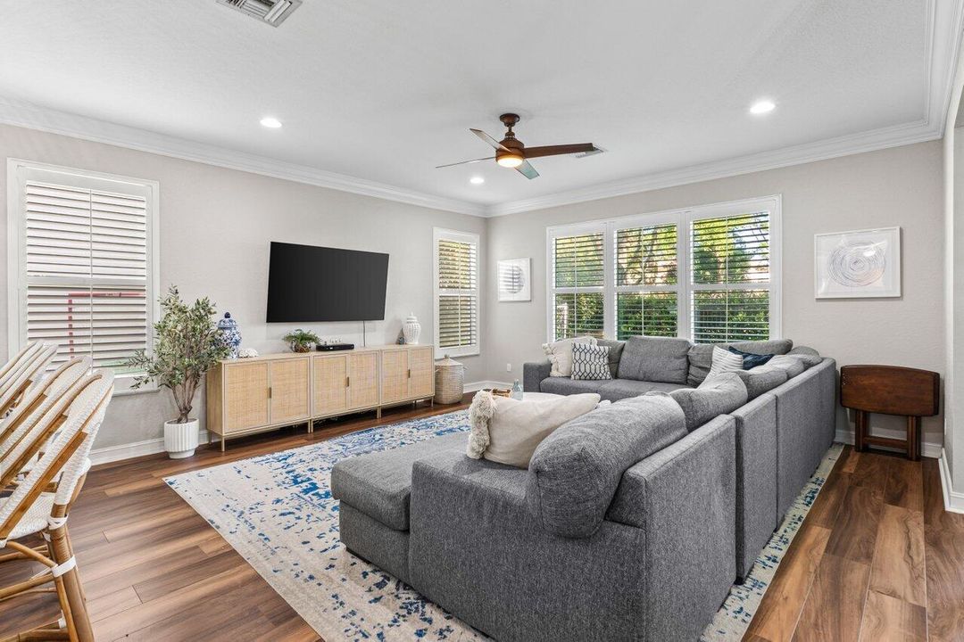 For Sale: $925,000 (6 beds, 4 baths, 3587 Square Feet)