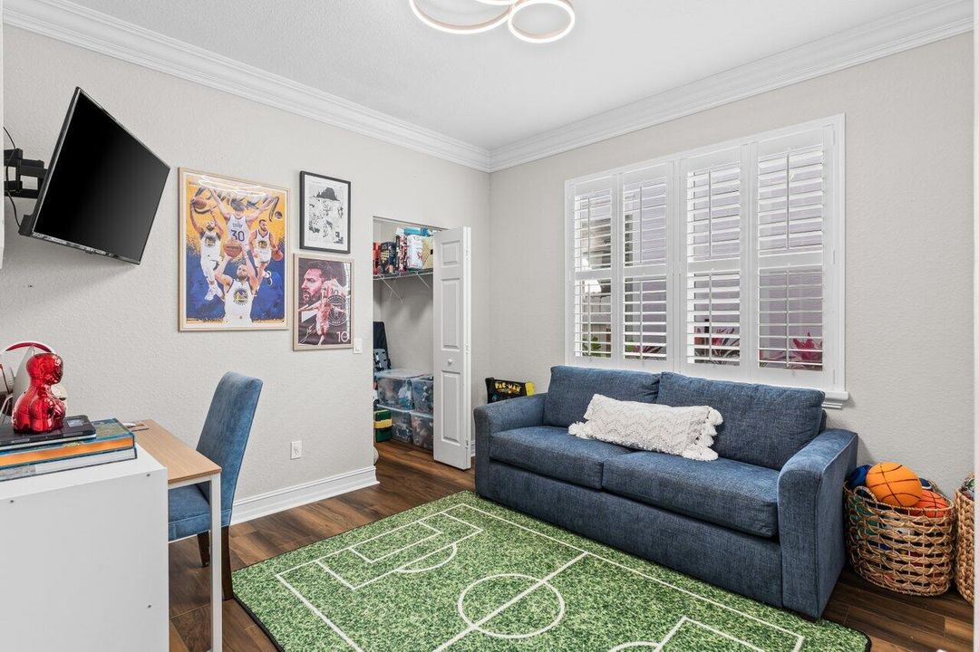 For Sale: $925,000 (6 beds, 4 baths, 3587 Square Feet)