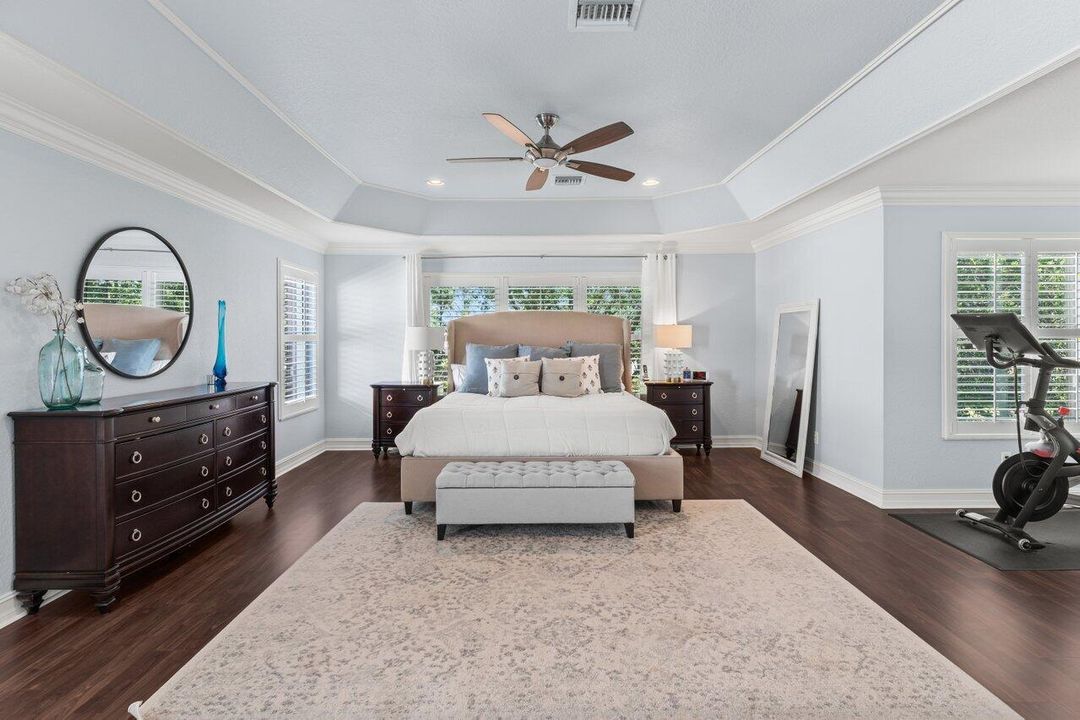 For Sale: $925,000 (6 beds, 4 baths, 3587 Square Feet)