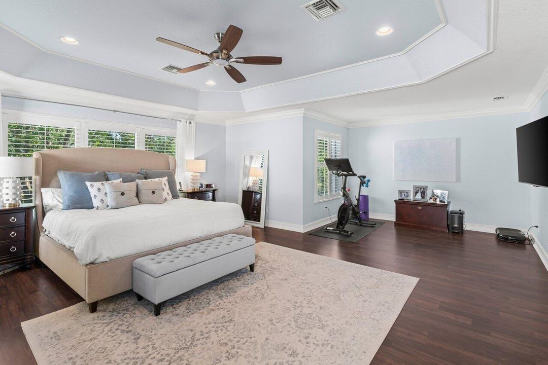 For Sale: $925,000 (6 beds, 4 baths, 3587 Square Feet)