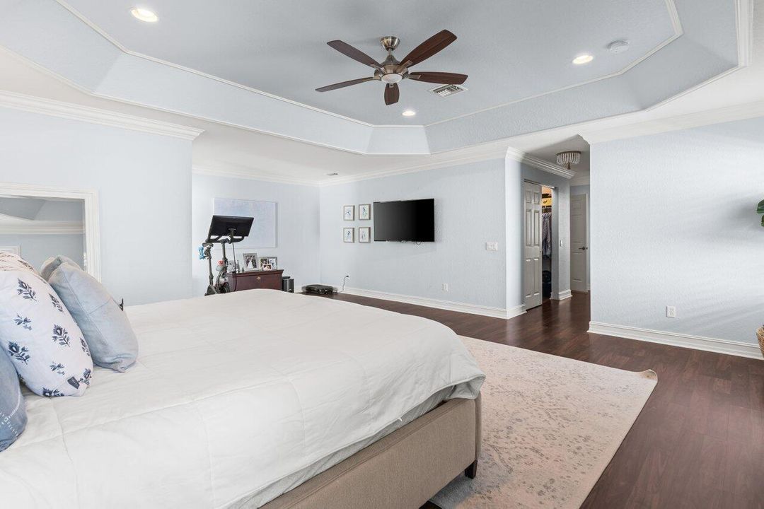 For Sale: $925,000 (6 beds, 4 baths, 3587 Square Feet)