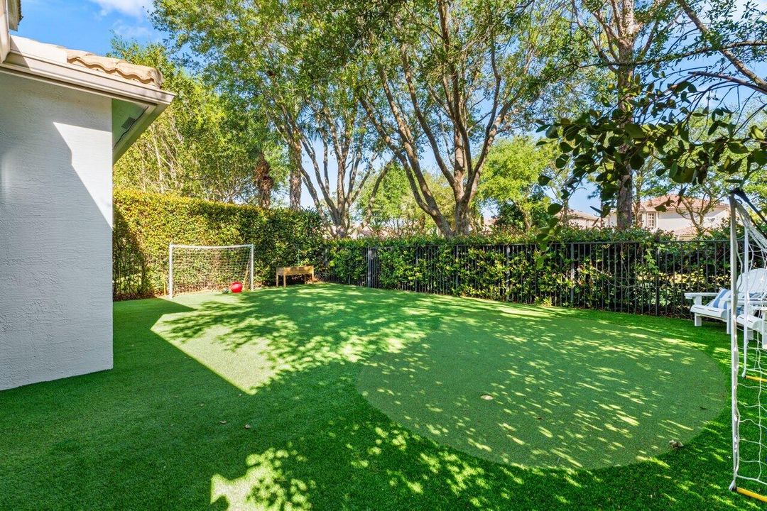 For Sale: $925,000 (6 beds, 4 baths, 3587 Square Feet)