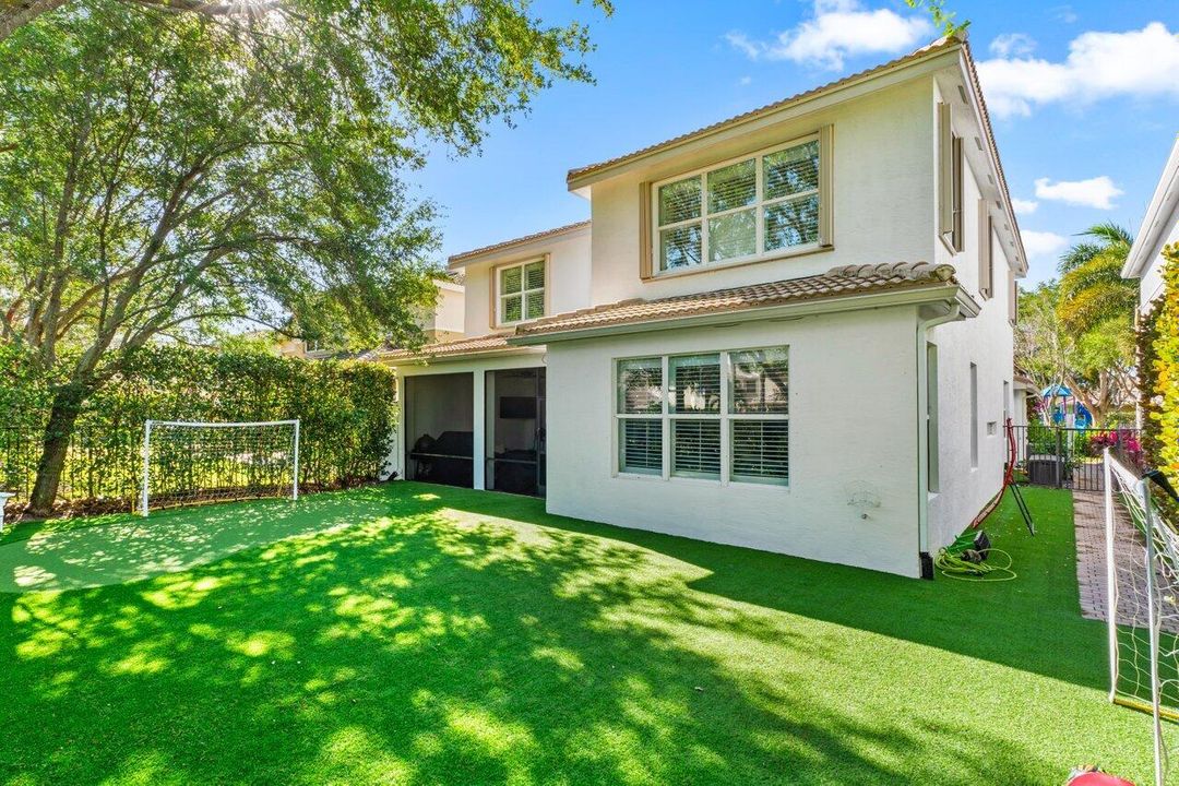 For Sale: $925,000 (6 beds, 4 baths, 3587 Square Feet)