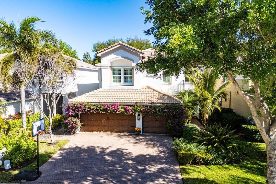 For Sale: $925,000 (6 beds, 4 baths, 3587 Square Feet)