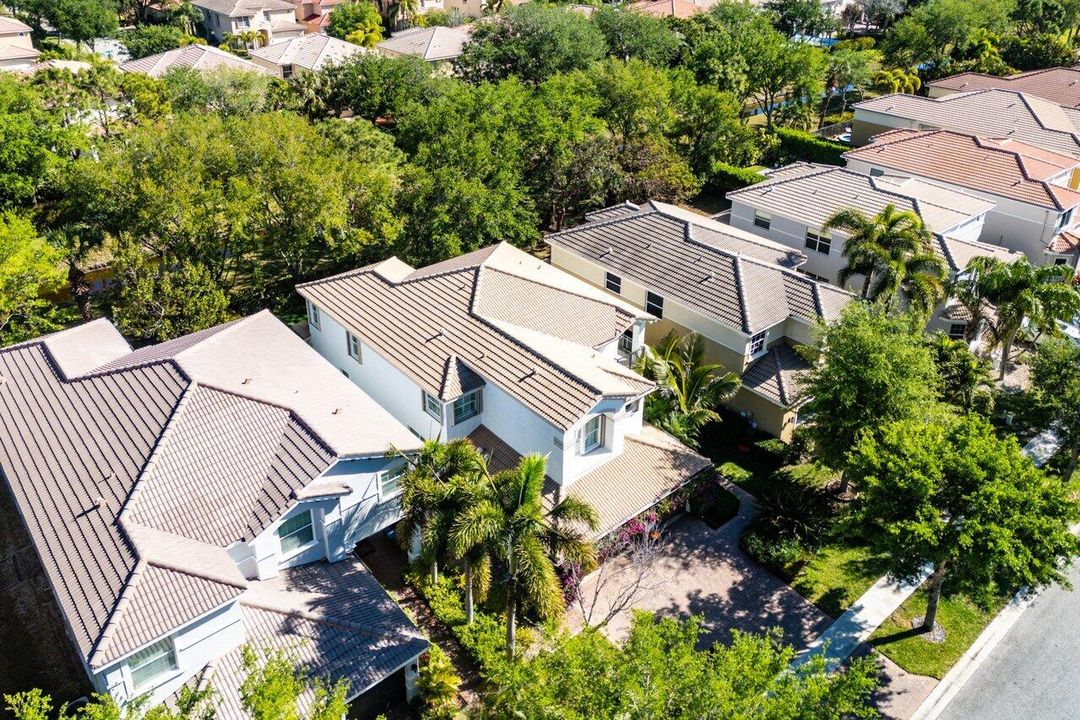 For Sale: $925,000 (6 beds, 4 baths, 3587 Square Feet)