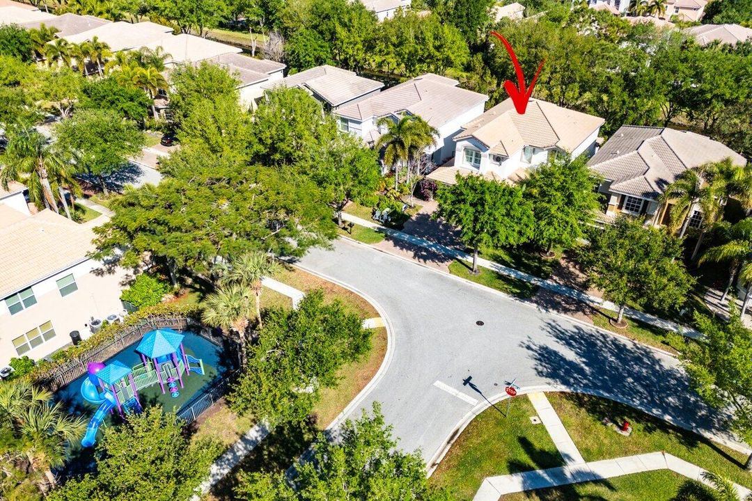 For Sale: $925,000 (6 beds, 4 baths, 3587 Square Feet)