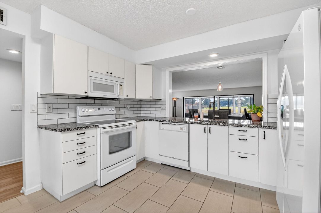 For Sale: $210,000 (2 beds, 2 baths, 1424 Square Feet)