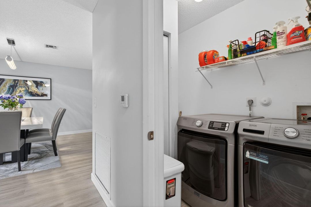 На продажу: $329,000 (3 спален, 2 ванн, 1392 Квадратных фут)