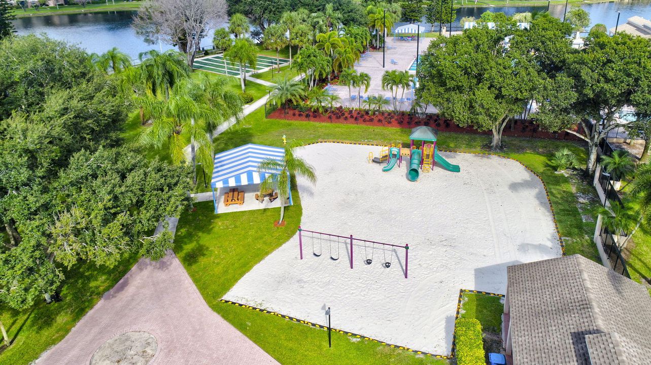 На продажу: $329,000 (3 спален, 2 ванн, 1392 Квадратных фут)