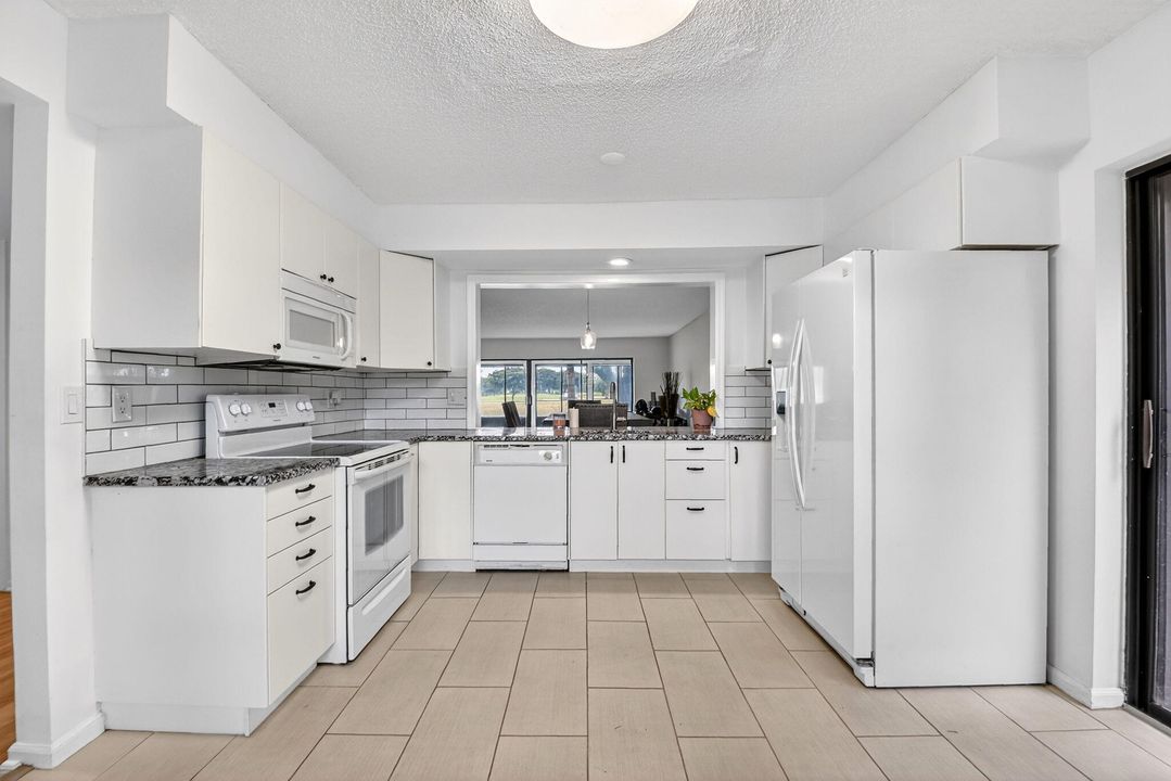 For Sale: $210,000 (2 beds, 2 baths, 1424 Square Feet)