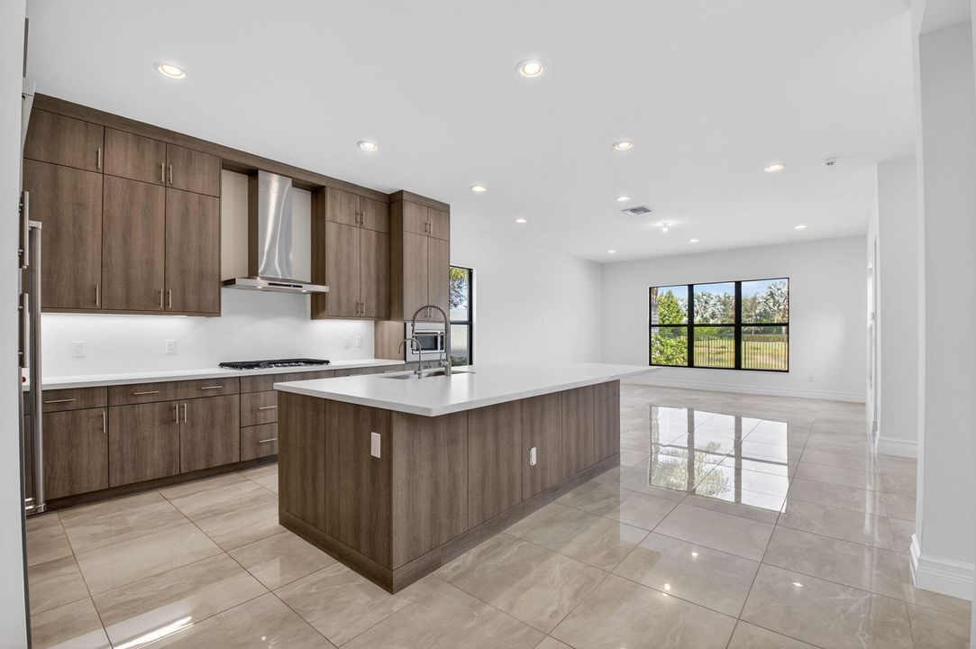 На продажу: $2,450,000 (4 спален, 4 ванн, 4103 Квадратных фут)