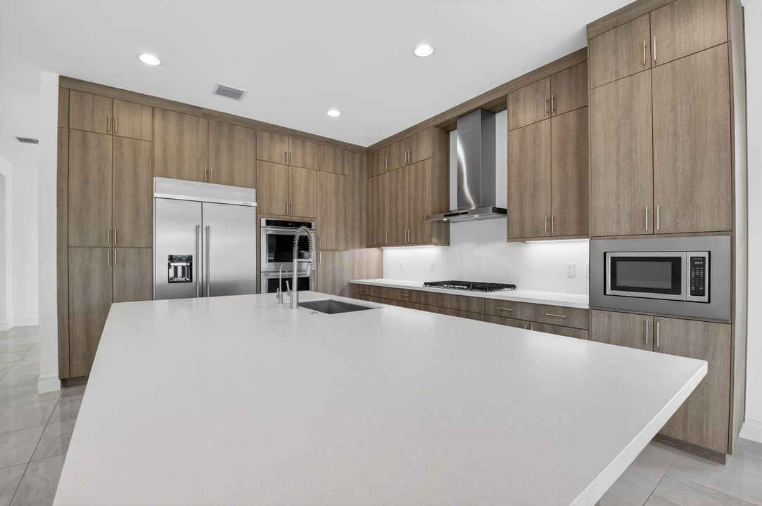 На продажу: $2,450,000 (4 спален, 4 ванн, 4103 Квадратных фут)