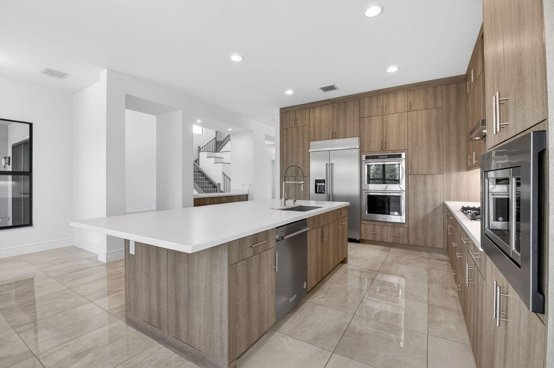 На продажу: $2,450,000 (4 спален, 4 ванн, 4103 Квадратных фут)