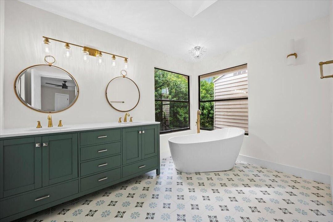 En Venta: $1,045,000 (3 camas, 2 baños, 2385 Pies cuadrados)