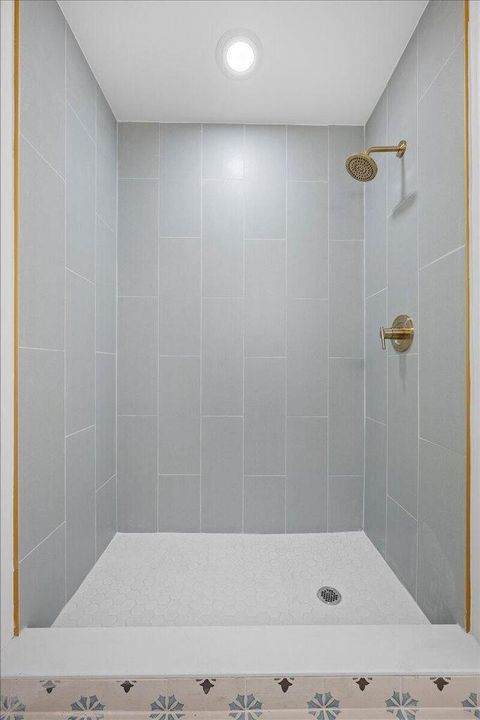 En Venta: $1,045,000 (3 camas, 2 baños, 2385 Pies cuadrados)