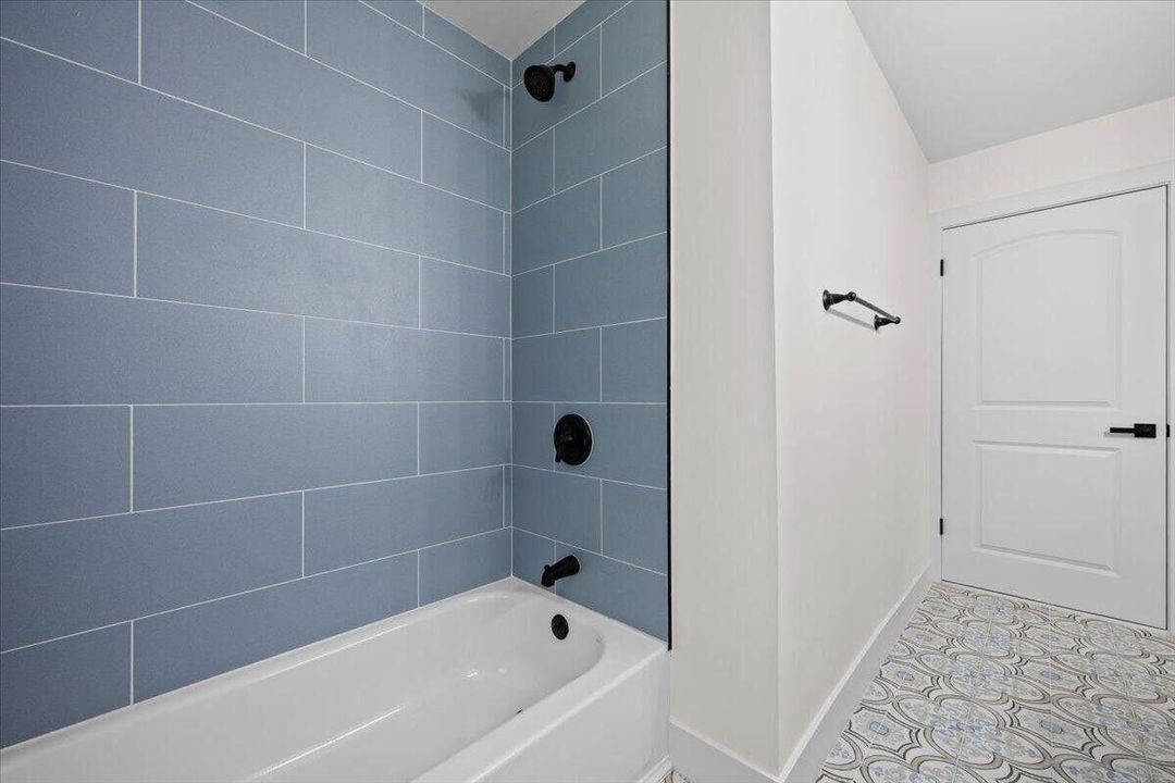 En Venta: $1,045,000 (3 camas, 2 baños, 2385 Pies cuadrados)