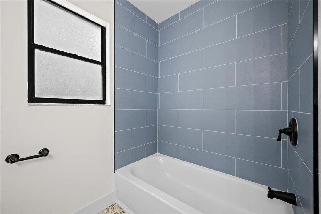 En Venta: $1,045,000 (3 camas, 2 baños, 2385 Pies cuadrados)