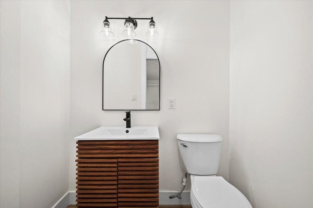 En Venta: $1,045,000 (3 camas, 2 baños, 2385 Pies cuadrados)