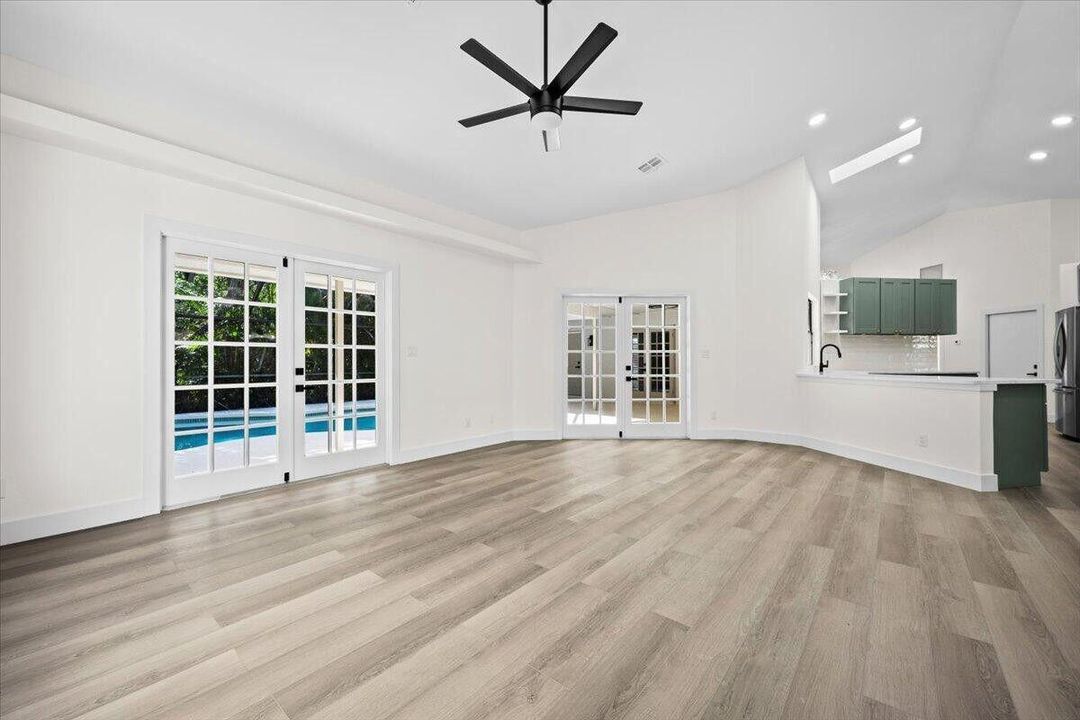 En Venta: $1,045,000 (3 camas, 2 baños, 2385 Pies cuadrados)